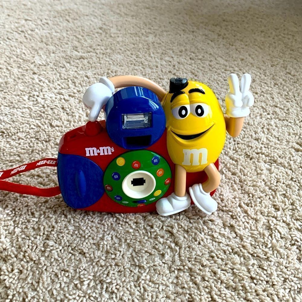 M&M 35mm Camera. In excellent condition !! RARE !! Includes carrying strap!‎
